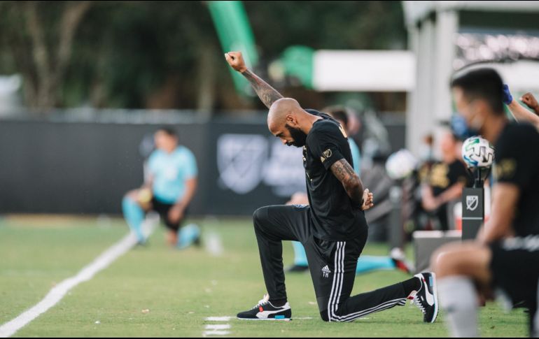 Una vez iniciado el juego Henry, portando una camiseta negra con el lema 'Black Lives Matter', continuó con la protesta hincado de rodillas delante de su banquillo. TWITTER/@MLS