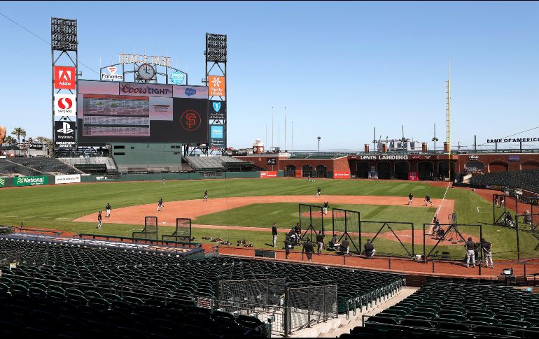 Hace una semana, los peloteros comenzaron los entrenamientos para preparar el inicio de la temporada 2020, que se disputará a partir del 23 de julio sin espectadores. EFE / J. G. Mabanglo