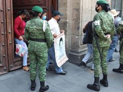 Padres de los 43 jóvenes desaparecidos de Ayotzinapa salen de una reunión privada con el Presidente Andrés Manuel López Obrador, este viernes en Palacio Nacional. EFE/J. Pazos
