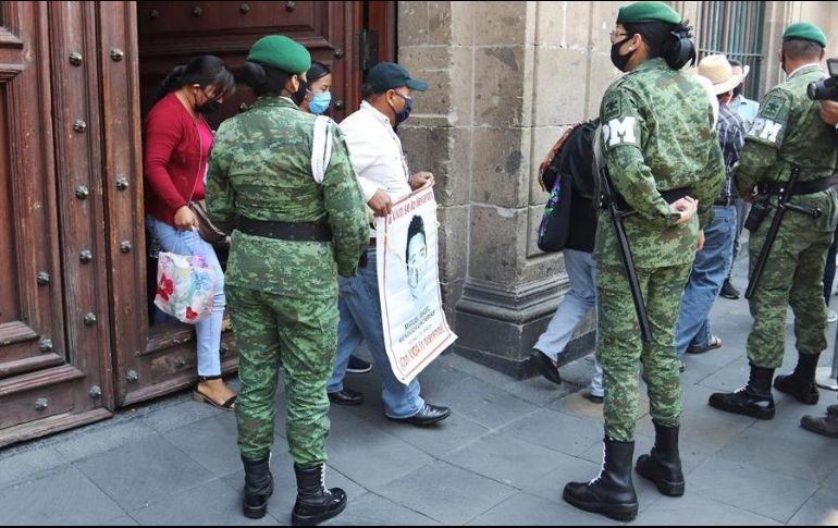 Padres de los 43 jóvenes desaparecidos de Ayotzinapa salen de una reunión privada con el Presidente Andrés Manuel López Obrador, este viernes en Palacio Nacional. EFE/J. Pazos