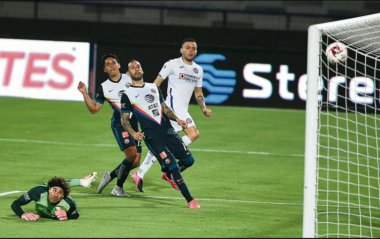 ARIETE.  Jonathan Rodríguez observa cómo se anida el balón para el 2-1. IMAGO7
