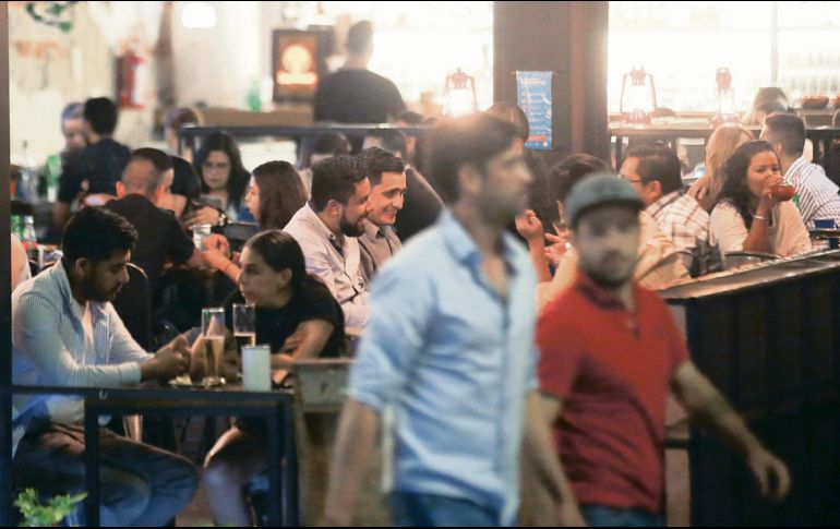 DE FIESTA. Aunque los contagios por coronavirus van en aumento en Jalisco, sobre todo en Guadalajara, la población insiste en abarrotar los espacios de reunión nocturna en los principales corredores gastronómicos, y no para ingerir alimentos, sino como esparcimiento. En un recorrido por Avenida Chapultepec, se observó que pese a cumplirse con la “sana distancia” entre mesas, la capacidad límite de 50% estaba ocupada en muchos lugares, incluso con gente que esperaba para entrar. Además, la mayoría de los clientes sólo bebía alcohol. EL INFORMADOR • G. GALLO