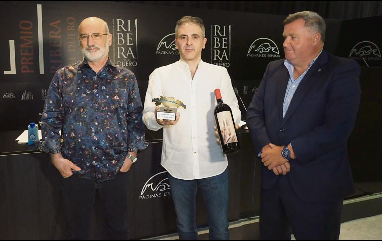 Ganador. Marcelo Luján (al centro) posa con su premio al lado de los organizadores. CORTESÍA