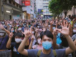 PROTESTA. Los ciudadanos exigen más democracia en el territorio. AP