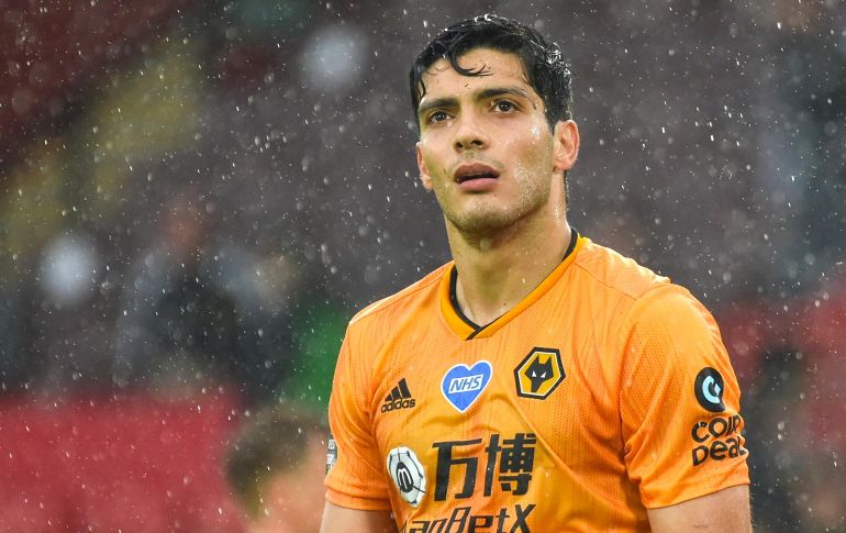 Si Wolverhampton no consigue meterse a la Champions, algunas estrellas podrían decidir irse del Molineux Stadium, entre ellos el mexicano. EFE / ARCHIVO