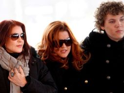 Priscilla Presley, Lisa Marie Presley y Benjamin Keough en una foto tomada en 2010. REUTERS
