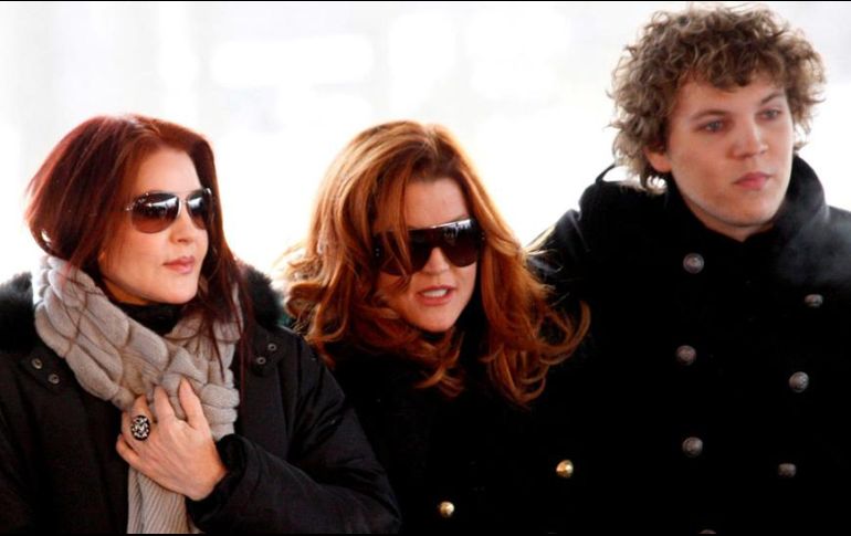 Priscilla Presley, Lisa Marie Presley y Benjamin Keough en una foto tomada en 2010. REUTERS