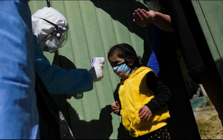 En las últimas 24 horas se volvió a batir el récord de casos diarios en el mundo con más de 230 mil, casi la mitad de ellos en EU y Brasil. XINHUA /