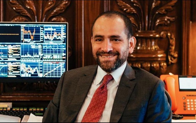 Herrera en una junta de trabajo con su equipo, siguiendo los protocolos de seguridad. TWITTER/@ArturoHerrera_G