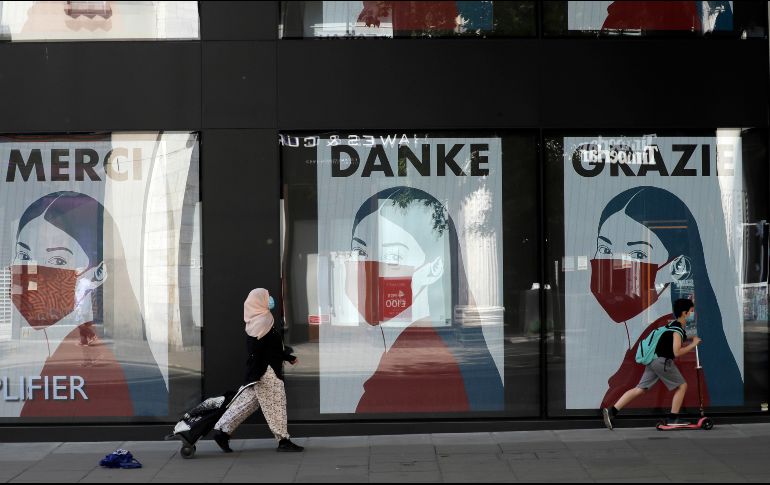 En otras partes de Europa, donde la curva del virus se ha aplanado en gran medida, la mayoría de los gobiernos hicieron que los cubrebocas fueran obligatorios. AP / ARCHIVO