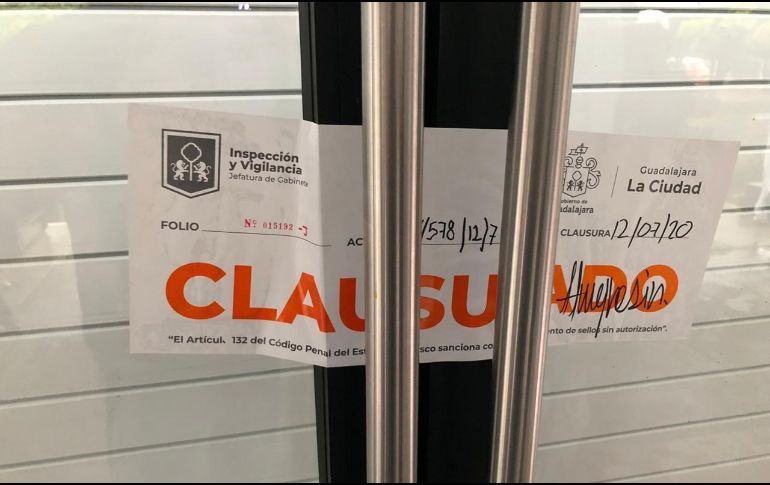 Un bar ubicado en la calle López Cotilla, en la colonia Americana, es cerrado por exceder el aforo permitido. ESPECIAL