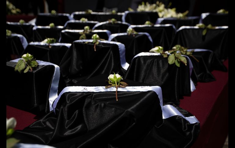 Las 105 urnas se desplegaron para el homenaje. AP/F. Llano