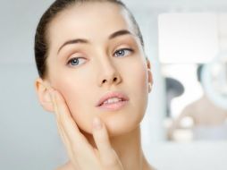 Pasar mucho tiempo expuesto a la radiación solar puede traer consecuencias a tu piel, entre ellas: arrugas, sequedad, flacidez, manchas y otras enfermedades. ESPECIAL