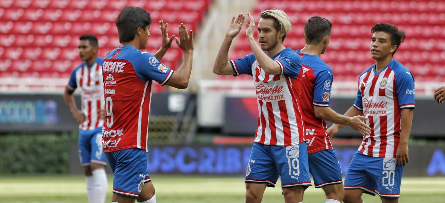 Chivas mantiene intacto su plantel al buscar acabar con una racha de cinco torneos sin avanzar a la liguilla. IMAGO7