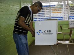 Imagen de archivo de un sujeto durante los comicios municipales en Nicaragua. EFE/ARCHIVO