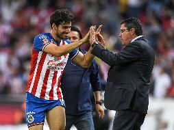 Debido a que salió positivo por COVID-19, el técnico del Guadalajara Luis Fernando Tena, no podrá estar en el Clásico ante el América. Imago7 / ARCHIVO