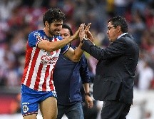 Debido a que salió positivo por COVID-19, el técnico del Guadalajara Luis Fernando Tena, no podrá estar en el Clásico ante el América. Imago7 / ARCHIVO