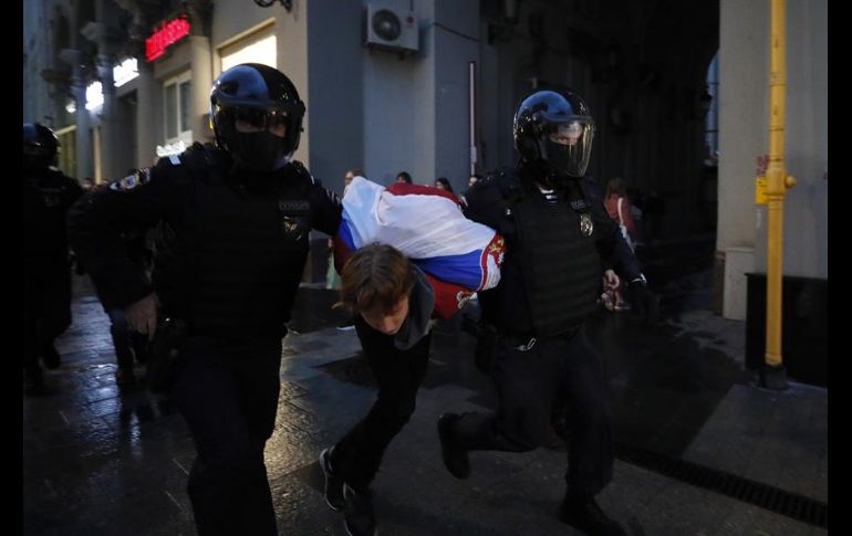 Manifestantes y periodistas fueron capturados en una calle del centro de Moscú, tras la manifestación organizada en la plaza Pushkin. EFE/Y. Kochetkov