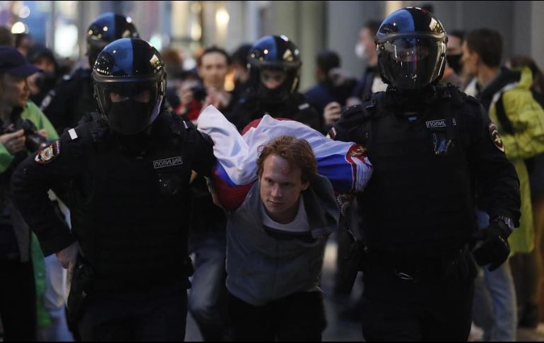 Manifestantes y periodistas fueron capturados en una calle del centro de Moscú, tras la manifestación organizada en la plaza Pushkin. EFE/Y. Kochetkov