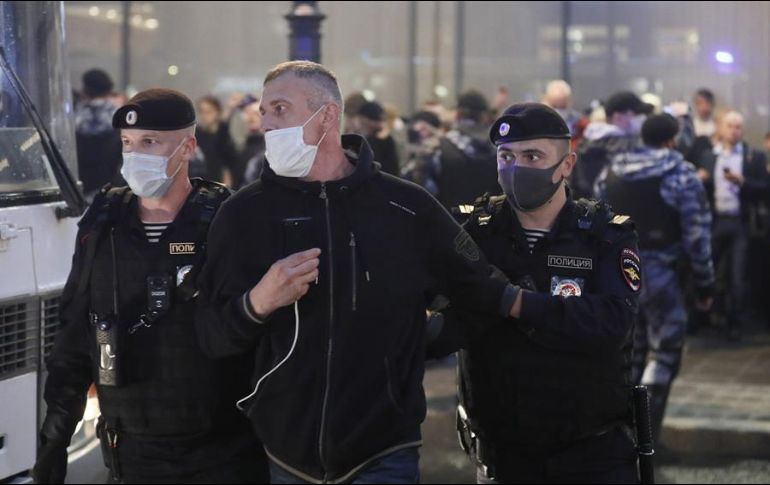 Manifestantes y periodistas fueron capturados en una calle del centro de Moscú, tras la manifestación organizada en la plaza Pushkin. EFE/Y. Kochetkov