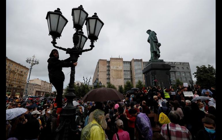 Manifestantes y periodistas fueron capturados en una calle del centro de Moscú, tras la manifestación organizada en la plaza Pushkin. EFE/Y. Kochetkov