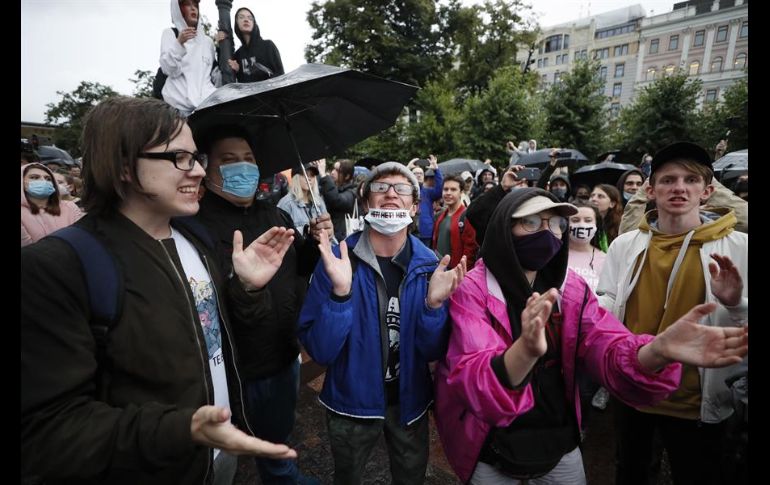 Manifestantes y periodistas fueron capturados en una calle del centro de Moscú, tras la manifestación organizada en la plaza Pushkin. EFE/Y. Kochetkov