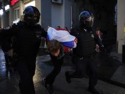 Manifestantes y periodistas fueron capturados en una calle del centro de Moscú, tras la manifestación organizada en la plaza Pushkin. EFE/Y. Kochetkov