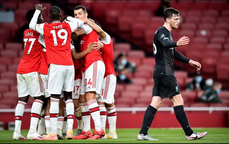 Los 'Reds' se dejaron las posibilidades que les quedaban en el Emirates Stadium, enterrados por sus propios errores y ante un Arsenal voluntarioso y efectivo que los venció 2-1. EFE / G. Kirk