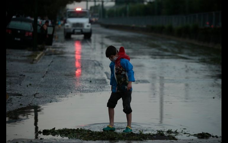 Bomberos apoyaron a conductores que quedaron varados debido a las fuertes lluvias. EL INFORMADOR/F. Atilano