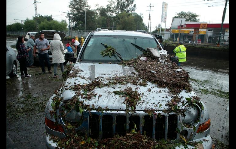 Bomberos apoyaron a conductores que quedaron varados debido a las fuertes lluvias. EL INFORMADOR/F. Atilano