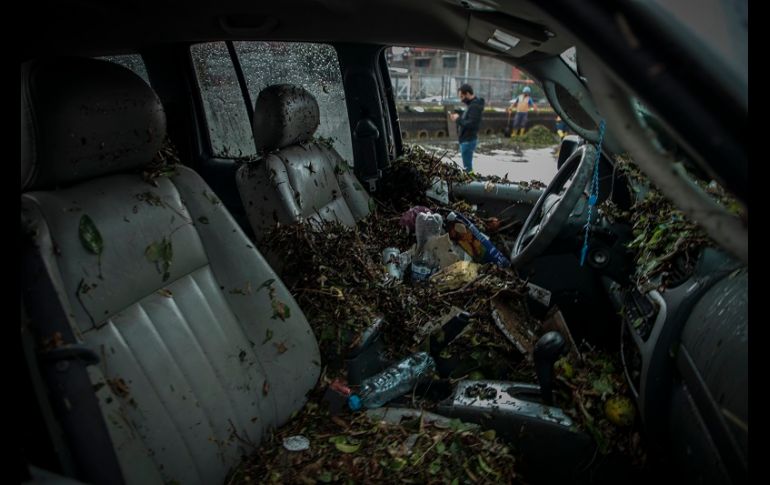 Bomberos apoyaron a conductores que quedaron varados debido a las fuertes lluvias. EL INFORMADOR/F. Atilano