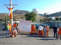 Respaldado por otros 13 compañeros, el trabajador hizo un llamado a acabar con la corrupción que les impide lograr tener una plaza en la paraestatal. ESPECIAL