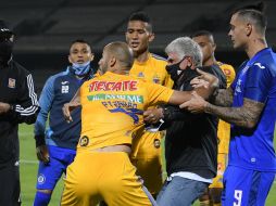 Al final del encuentro el mediocampista argentino terminó muy caliente con Siboldi y Tuca tuvo que separarlo. IMAGO7