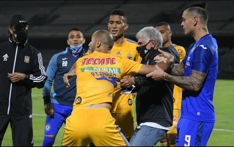 Al final del encuentro el mediocampista argentino terminó muy caliente con Siboldi y Tuca tuvo que separarlo. IMAGO7