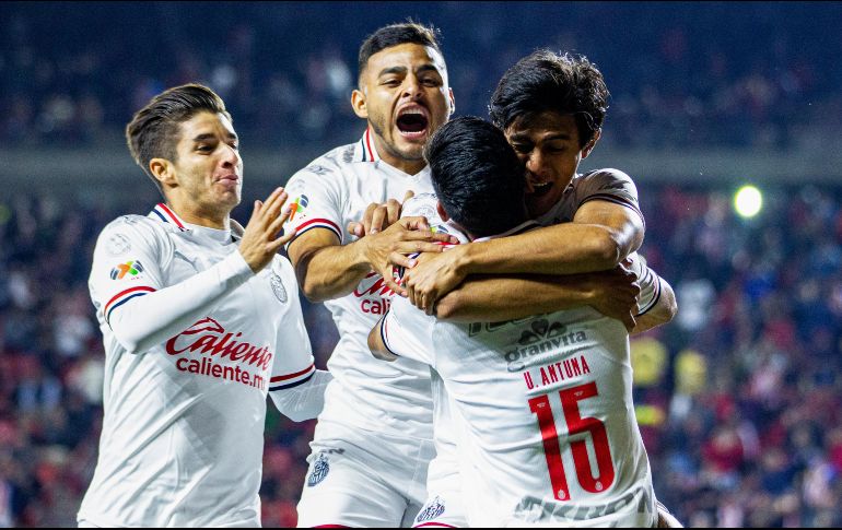 Las Chivas se quedarían en la Ciudad de México en caso de ganarle al América; si pierden, regresarán a primera hora de este viernes. TWITTER / @chivas