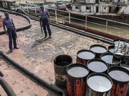 Barriles de petróleo transportados en un barco en Nigeria. EFE/ARCHIVO