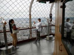 Después de casi tres meses de cierre, desde el 25 de junio la Torre Eiffel inició la reapertura parcial de sus primeros pisos. EFE / Y. Valat