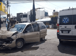 Los afectados son una usuaria de transporte público y dos tripulantes de la camioneta. ESPECIAL