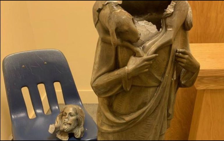 Personal encontró la cabeza de la estatua en el piso de la iglesia poco antes de las 8:00 de la mañana del miércoles. ESPECIAL