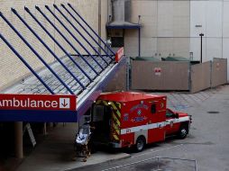 Un auxiliar de enfermería coloca una camilla vacía en la ambulancia frente al centro de emergencias del Hospital Metodista de Houston. EFE/A. Sprecher