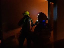 Bomberos estatales y de Guadalajara apagaron las llamas. TWITTER/PCYBOMGDL