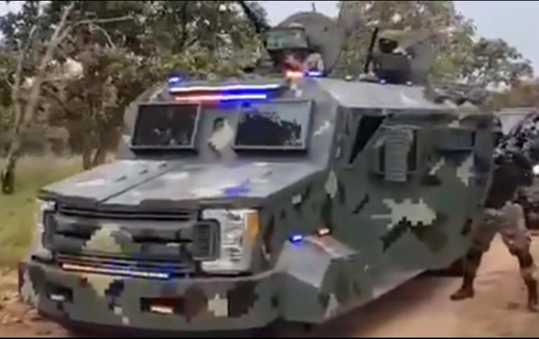 Muchos de los camiones en una columna de unos 20 vehículos estacionados en un camino de tierra tienen torretas improvisadas o placas de acero soldadas. TWITTER