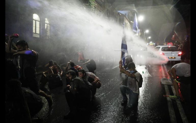 El enojo popular creció en los últimos días, en sintonía contra las nuevas restricciones impuestas ante el resurgimiento de la epidemia en Israel. EFE/A. Sultan