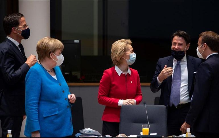 Mark Rutte, Angela Merkel, Úrsula von der Leyen, Giuseppe Conte y Emmanuel Macron durante una reunión paralela en el segundo día de la cumbre de la UE en Bruselas, Bélgica. EFE