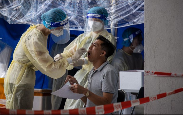 Un taxista acude hoy a realizarse una prueba de COVID-19 en un estacionamiento en Hong Kong. EFE/EPA/J. Favre