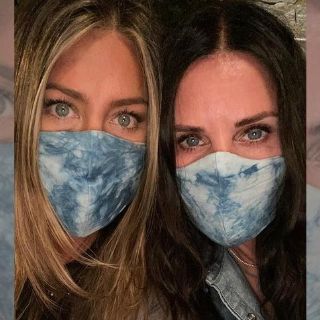 Jennifer Aniston y Courteney Cox piden usar cubrebocas contra COVID-19