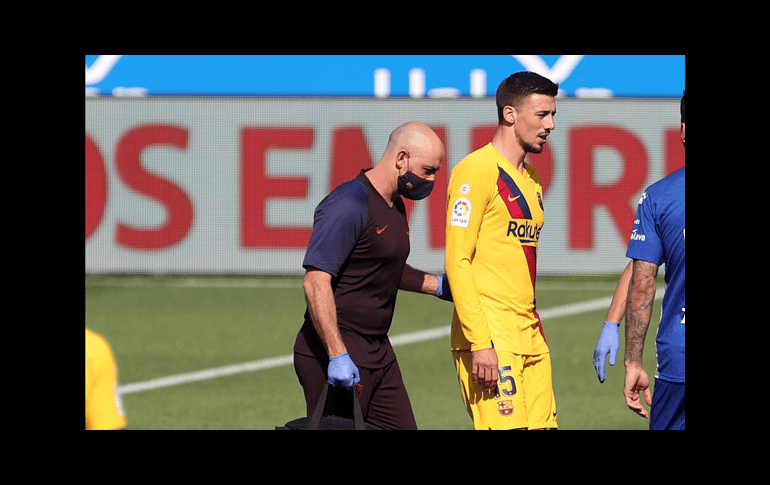 Lenglet se retiró en el minuto 46 de la goleada 5-0 al Alavés. TWITTER/@FCBarcelona_es