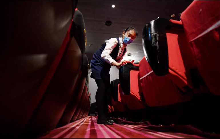 El personal limpiaba minuciosamente las butacas y las gafas 3D con paños empapados en desinfectante, antes de la primera sesión. AFP / G. Baker