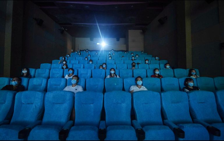 En varias salas, los espectadores deben dejar dos butacas de separación entre ellos. AFP / STR
