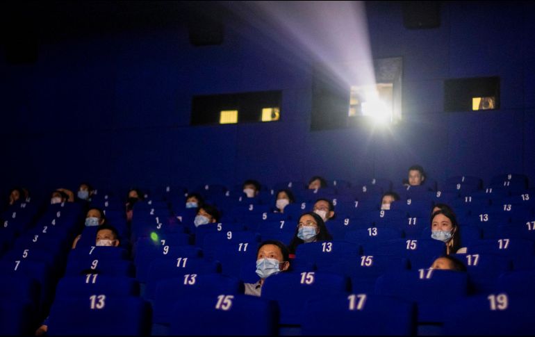 En varias salas, los espectadores deben dejar dos butacas de separación entre ellos. EFE / A. Plavevski